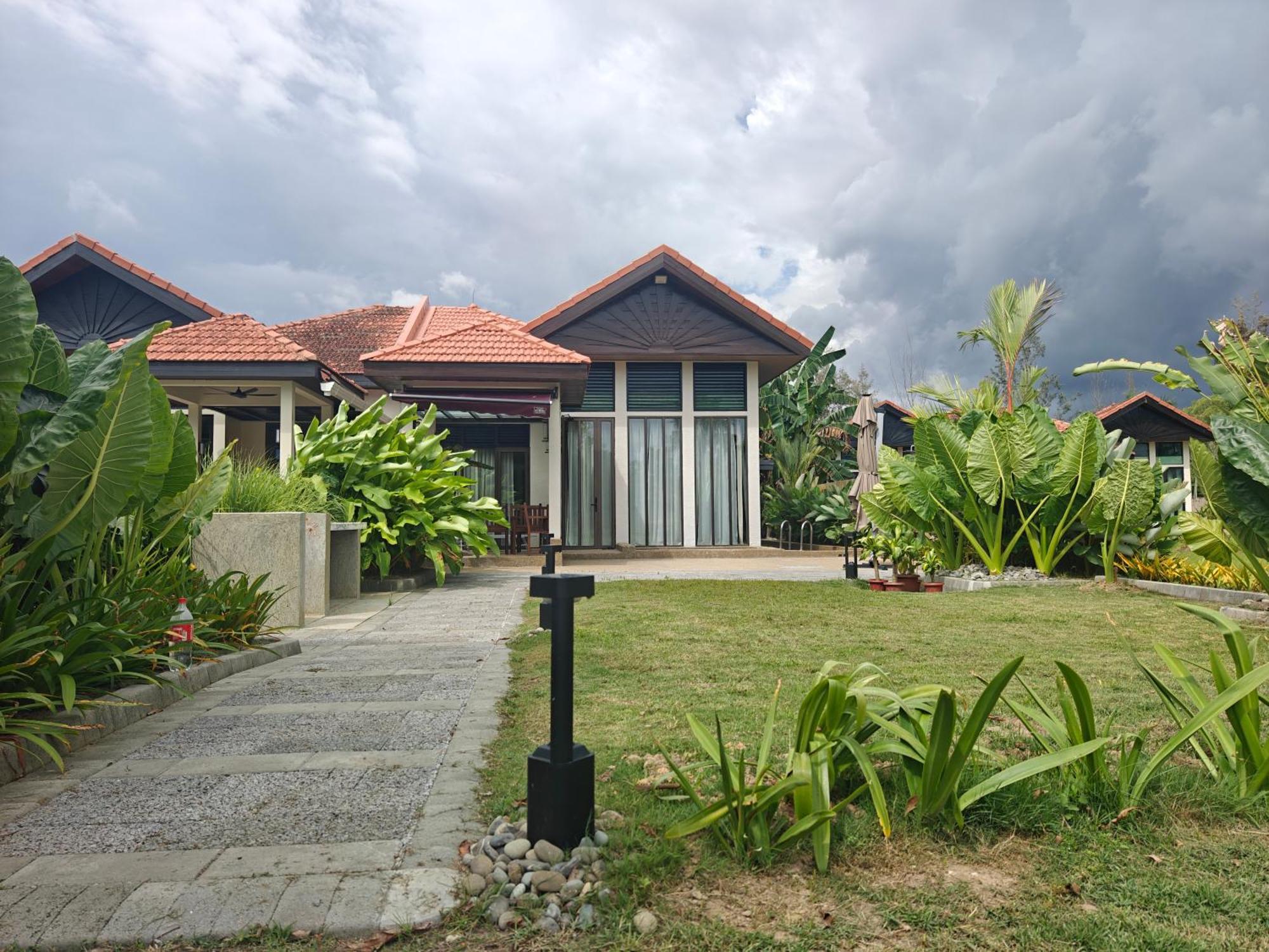 Sabah Beach Villas & Suites Kota Kinabalu Exterior photo